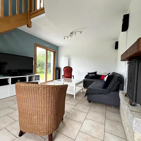 Holiday home Maison De Charlie Madame Est Servie Tregastel