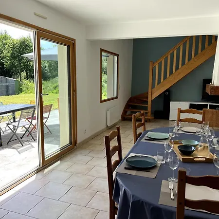 Holiday home Maison De Charlie Madame Est Servie Tregastel