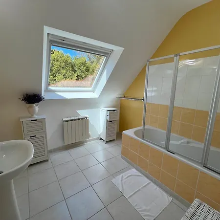 Holiday home Maison De Charlie Madame Est Servie Tregastel
